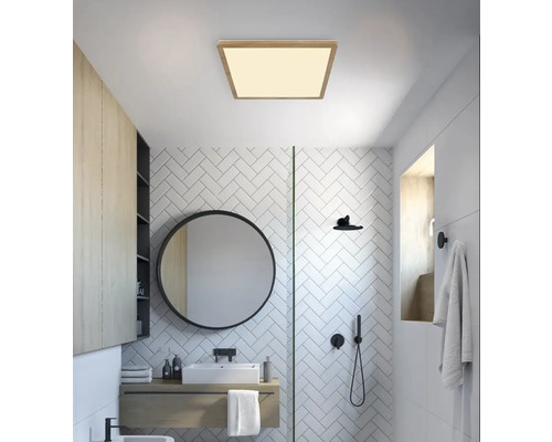 Moderná kúpeľňa so štvorcovým stropným svietidlom, zrkadlom a umývadlom