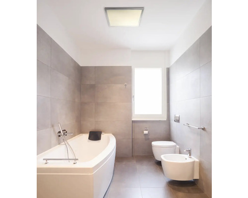 Svetlá kúpeľňa s vaňou, toaletou, bidetom a štvorcovým stropným svietidlom