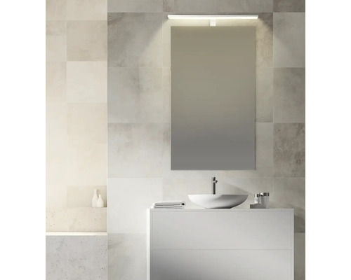 Kúpeľňa so zrkadlom, umývadlom a osvetlením