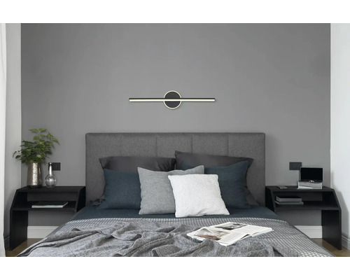 Spálňa s posteľou, nočnými stolíkmi a nástennou lampou