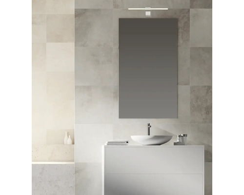 Kúpeľňa so zrkadlom, umývadlom na dosku a skrinkou pod umývadlo