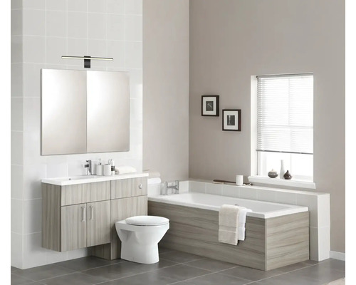 Kúpeľňa s umývadlom, zrkadlom, toaletou a vaňou