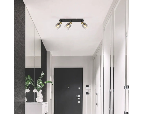 Stropné svietidlo s tromi reflektormi v chodbe