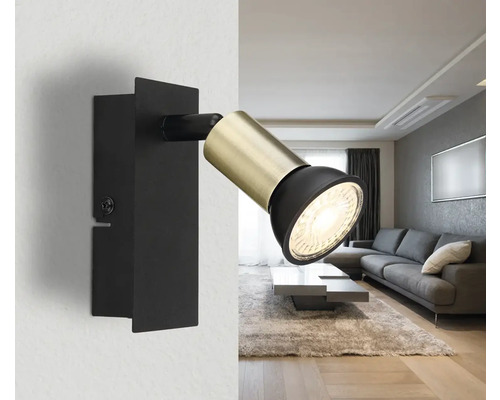 Nástenné svietidlo s otočným bodovým svetlom v obývacej izbe