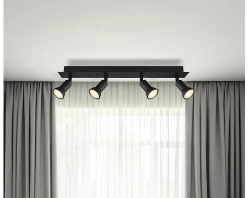 Stropné svietidlo so štyrmi bodovými svetlami na lište