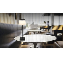 Stolná lampa na stole v reštaurácii.