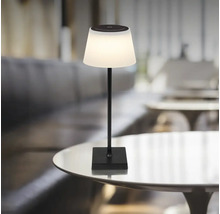 Stolná lampa s tienidlom na stole
