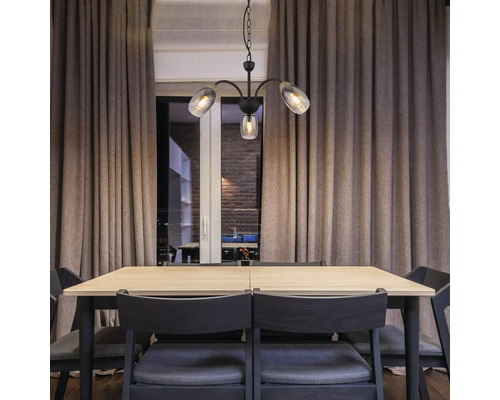 Jedáleň s jedálenským stolom, stoličkami a závesným svietidlom s tromi lampami