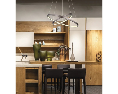 Moderná kuchyňa s kruhovým závesným svietidlom nad kuchynskou linkou.