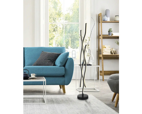 Obývacia izba s pohovkou, stojacou lampou a policou