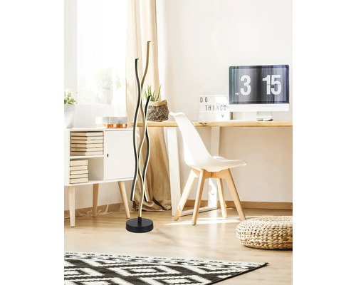 Stojacia lampa v obývacej izbe s písacím stolom a dekoráciou