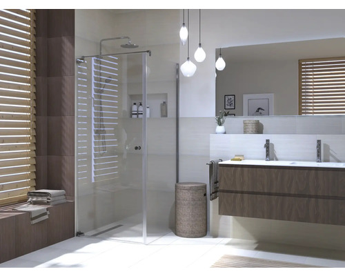 Svetlá kúpeľňa so sprchou, umývadlom a drevenými žalúziami