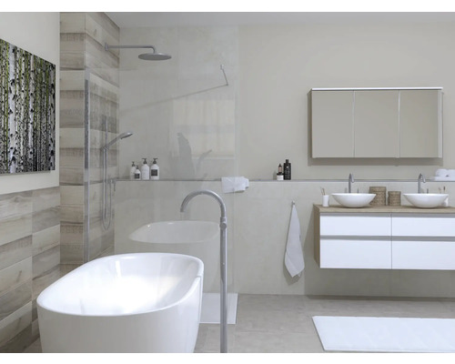 Svetlá kúpeľňa s voľne stojacou vaňou, umývadlovou skrinkou s dvoma umývadlami a sprchou.