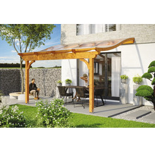 Drevená pergola s priehľadnou strechou na terase s posedením