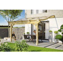 Drevená pergola s jedálenským stolom a posedením v záhrade