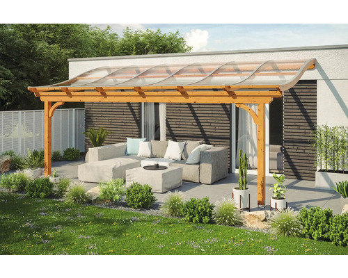 Drevená pergola s polykarbonátovou strechou a posedením v záhrade