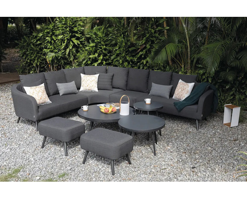 Záhradná scéna so sivou sedacou súpravou, ktorá sa skladá z rohovej pohovky, stolíc a stolov