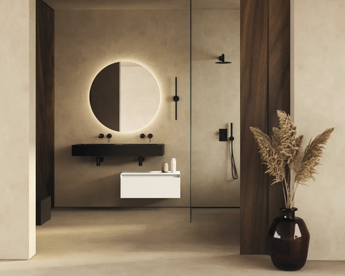 Moderná kúpeľňa s osvetleným zrkadlom, čiernym dvojitým umývadlom a bielou spodnou skrinkou.