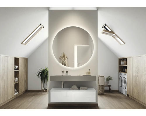 Moderná kúpeľňa s umývadlom, zrkadlom, strešnými oknami a práčkou v dome s podkrovím