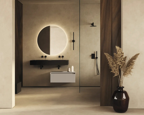 Moderná kúpeľňa s umývadlom, zrkadlom, sprchou a dekoráciou