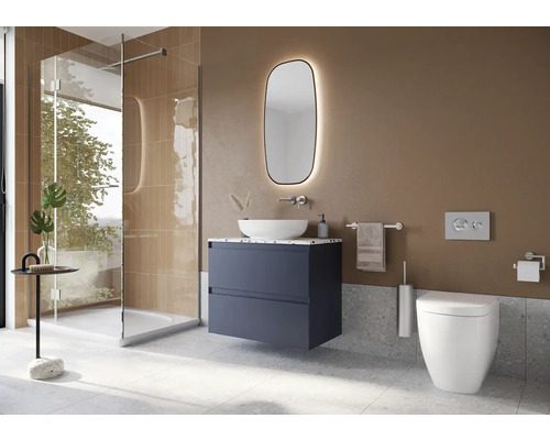 Moderná kúpeľňa so sprchou, umývadlom, zrkadlom a toaletou.