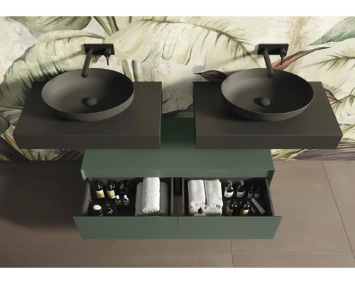 Kúpeľňa s dvoma okrúhlymi umývadlami na dosku, skrinkou so zásuvkami a uterákmi a kozmetikou