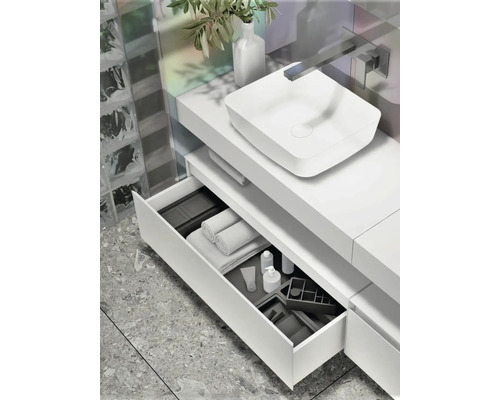 Moderná kúpeľňa s bielou skrinkou pod umývadlo, otvorenou zásuvkou a umývadlom na dosku