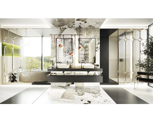 Svetlá kúpeľňa s dvojitým umývadlom, zrkadlami a vaňou pred oknom