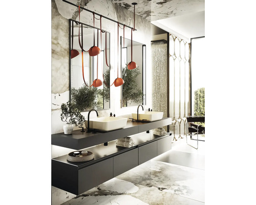 Moderná kúpeľňa s dvojitým umývadlom, zrkadlami a osvetlením