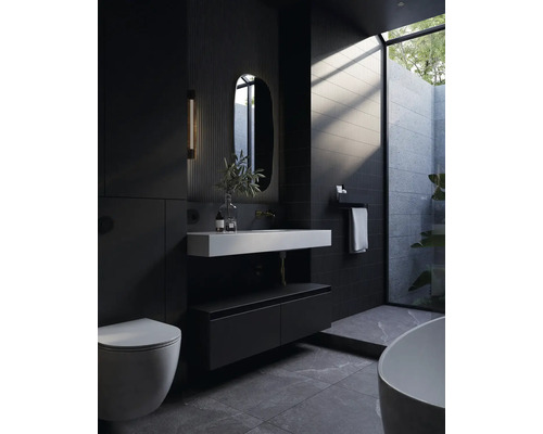 Moderná kúpeľňa s toaletou, umývadlom, zrkadlom a vaňou