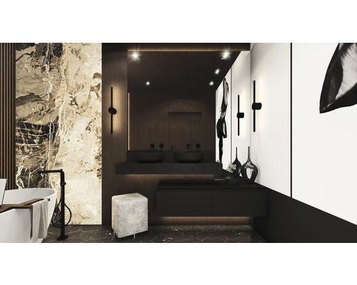 Moderná kúpeľňa s vaňou, umývadlovou skrinkou s dvoma umývadlami a mramorovou stenou