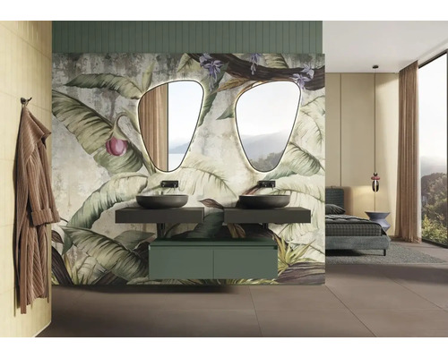 Moderná kúpeľňa s dvojitým umývadlom, osvetlenými zrkadlami a tropickou tapetou