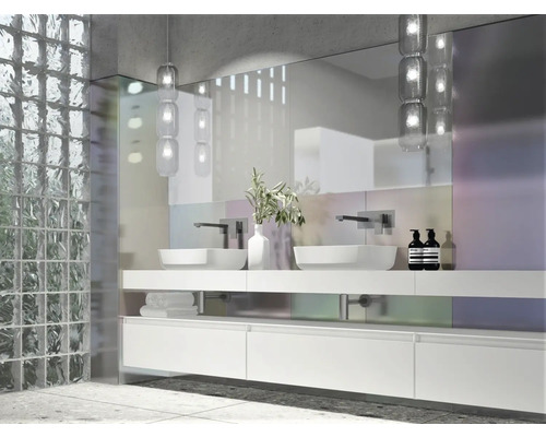 Moderná kúpeľňa s dvojitým umývadlom, zrkadlom a sklenenými tvárnicami