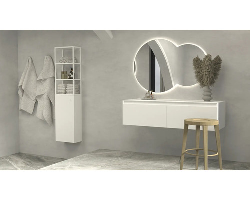 Kúpeľňa s umývadlom, zrkadlom s osvetlením, stoličkou, uterákmi a regálom