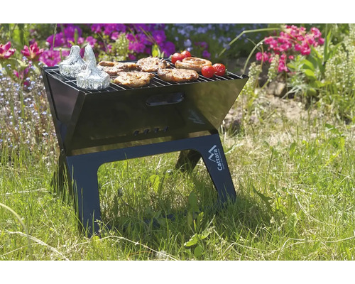 Gril Cattara s grilovaným jedlom v záhrade