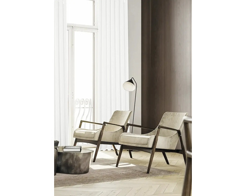 Obývacia izba s dvomi kreslami, stojacou lampou a konferenčným stolíkom na koberci