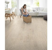 Svetlá obývacia izba s korkovou podlahou, matka tlačí dieťa v kartónovej krabici