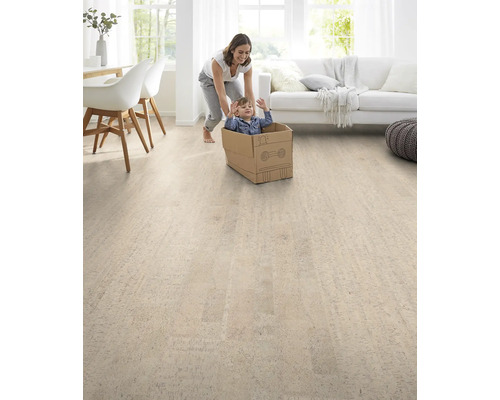 Svetlá obývacia izba s korkovou podlahou, matka tlačí dieťa v kartónovej krabici