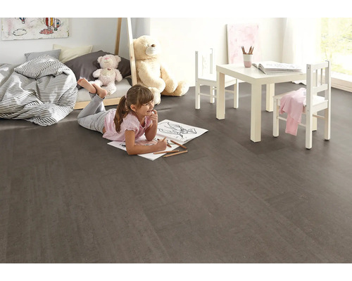 Detská izba s dievčaťom maľujúcim na laminátovej podlahe