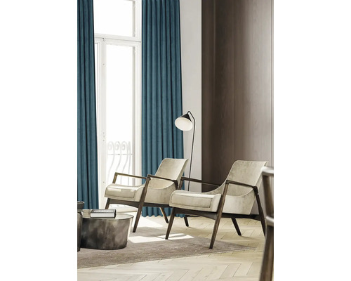 Obývacia izba so závesmi, dvoma kreslami a stojacou lampou