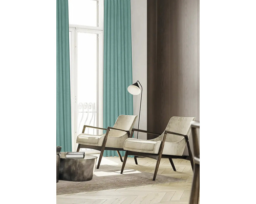 Obývacia izba so závesmi, kreslami a stojacou lampou