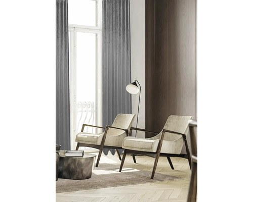 Obývacia izba s dvoma kreslami, stojacou lampou a závesmi