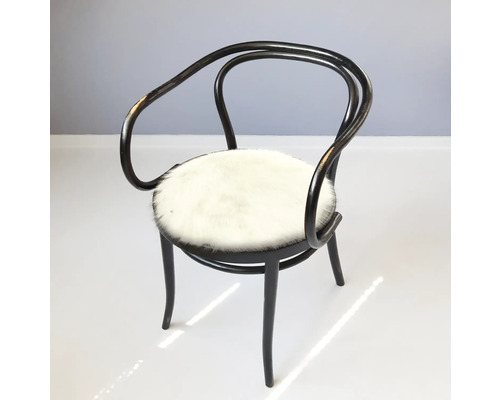 Drevená stolička s umelým kožušinovým sedadlom