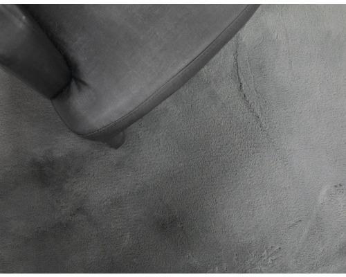 Detailný pohľad na kreslo na koberci