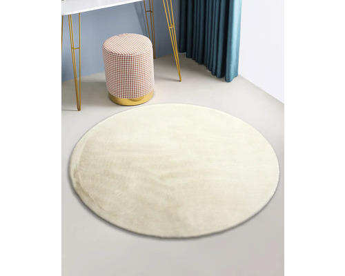 Okrúhly koberec v izbe so stoličkou a stolom