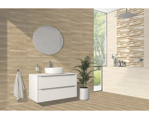 Moderná kúpeľňa s drevenými obkladmi, skrinkou pod umývadlo, zrkadlom a sprchou.