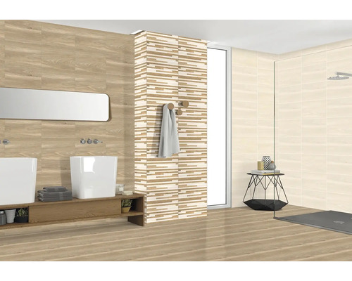 Svetlá kúpeľňa s drevenými dlaždicami, umývadlami a sprchou.