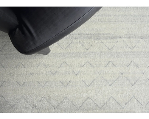 Detailný pohľad na koberec s grafickým vzorom pod nábytkom