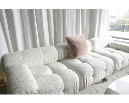 Biela modulárna pohovka z buklé s vankúšom