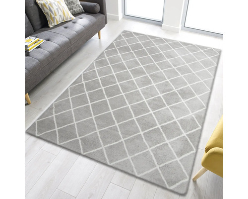 Sivý koberec s kosoštvorcovým vzorom v obývacej izbe